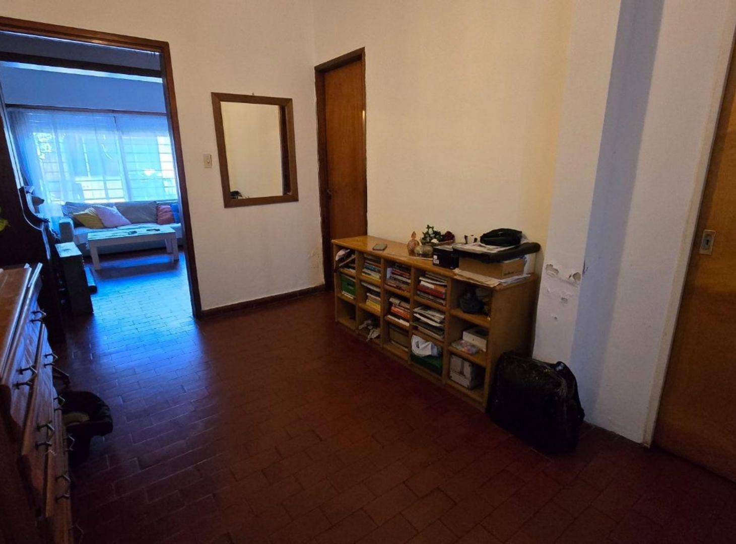 Foto de VENTA CASA 4 AMBIENTES CON AMPLIO TERRENO QUILMES, imagen 1