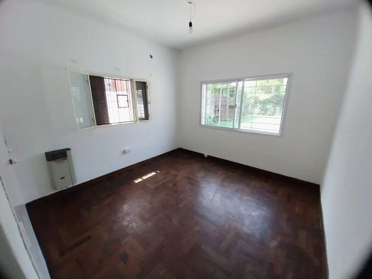 VENTA CASA 4 AMB CON PATIO Y COCHERA QUILMES 5