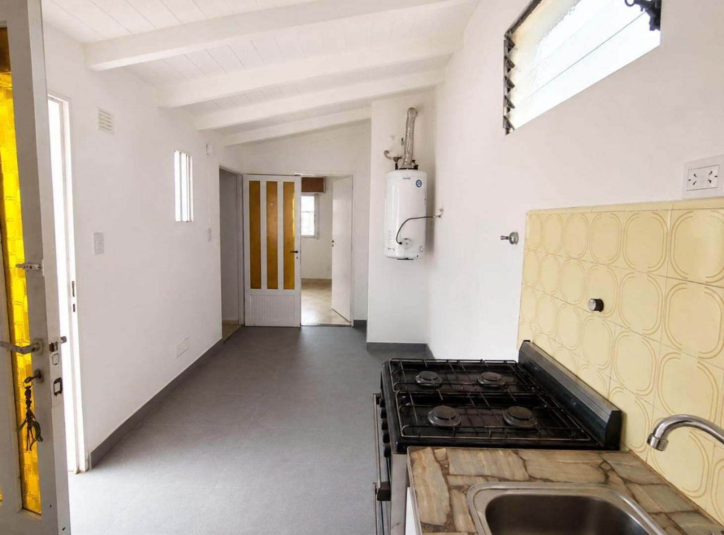 Foto de VENTA PH 2 AMB PRIMER PISO POR ESCALERA APTO CRED., imagen 2