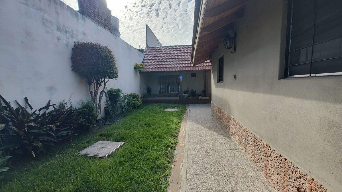 Foto de VENTA CASA 4 AMB CON COCHERA, JARDIN Y TERRAZA., imagen 1