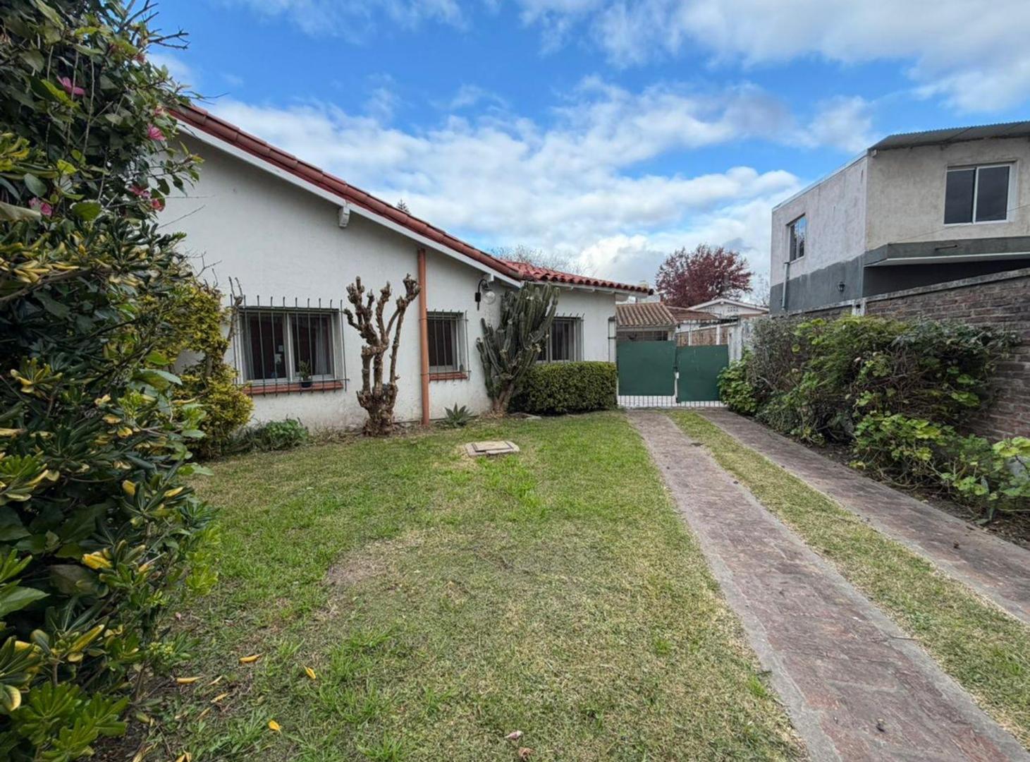 Foto de VENTA CASA 4 AMBIENTES CON PARQUE EN BOSQUES, imagen 2