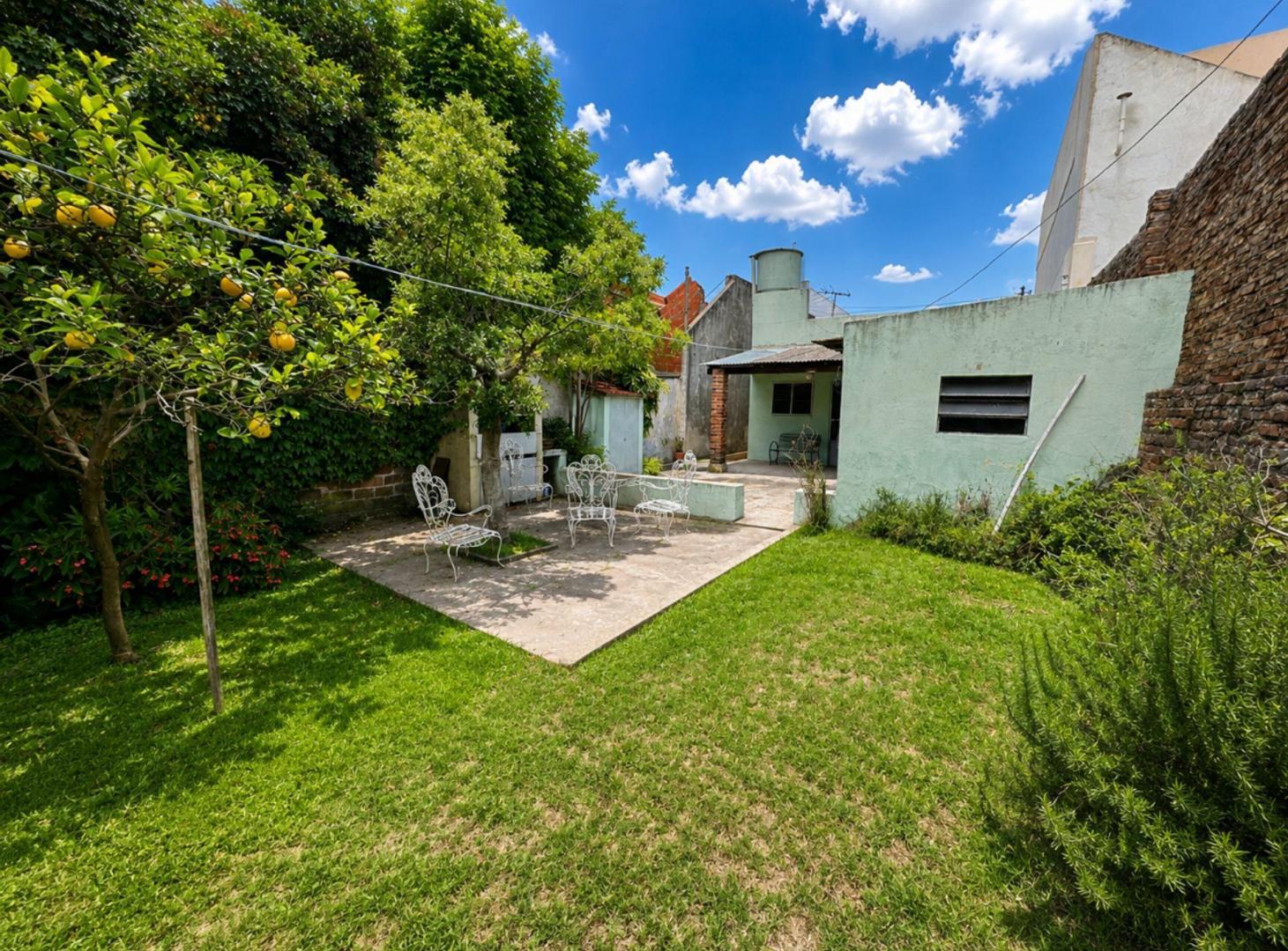 Foto de CASA 2 DORMITORIOS EN VENTA CON PARQUE EN LANUS, imagen 1