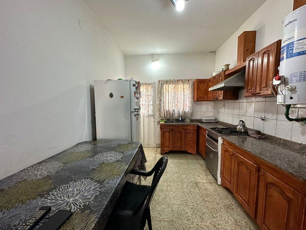 Foto de VENTA CASA 3 AMB. y 2 DEPTOS. 2 AMB. EN EZPELETA, imagen 2