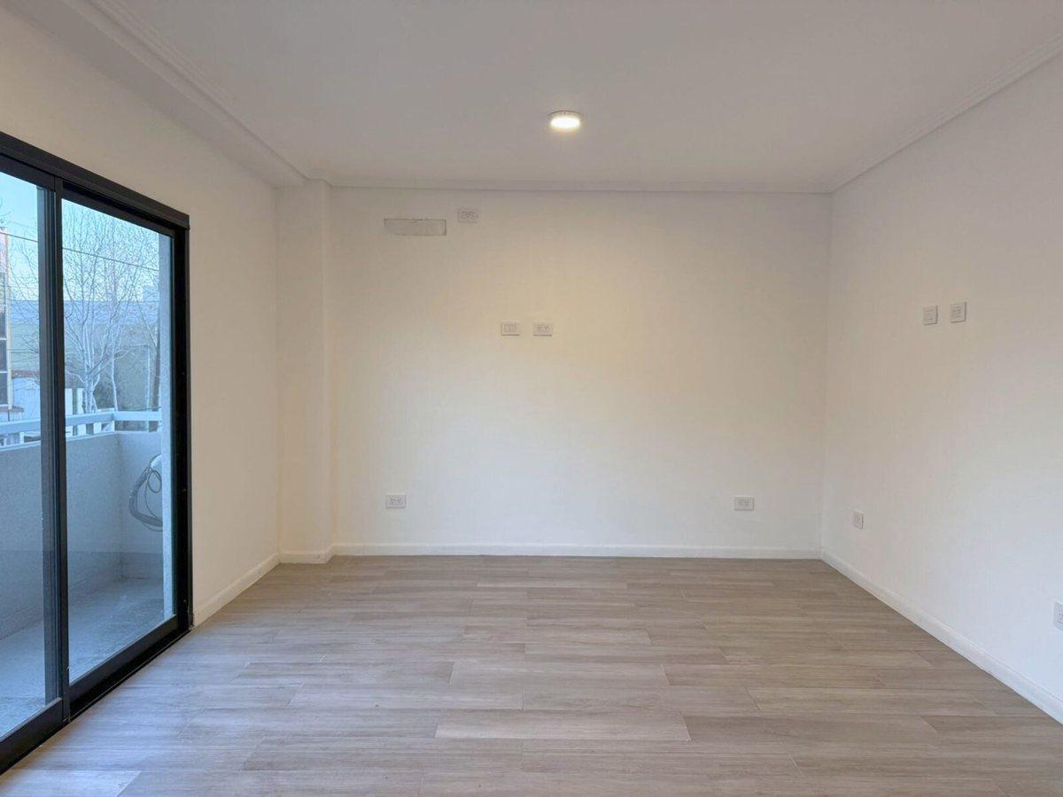 Foto de VENTA DEPARTAMENTO 3 AMBIENTES BERNAL CENTRO, imagen 2