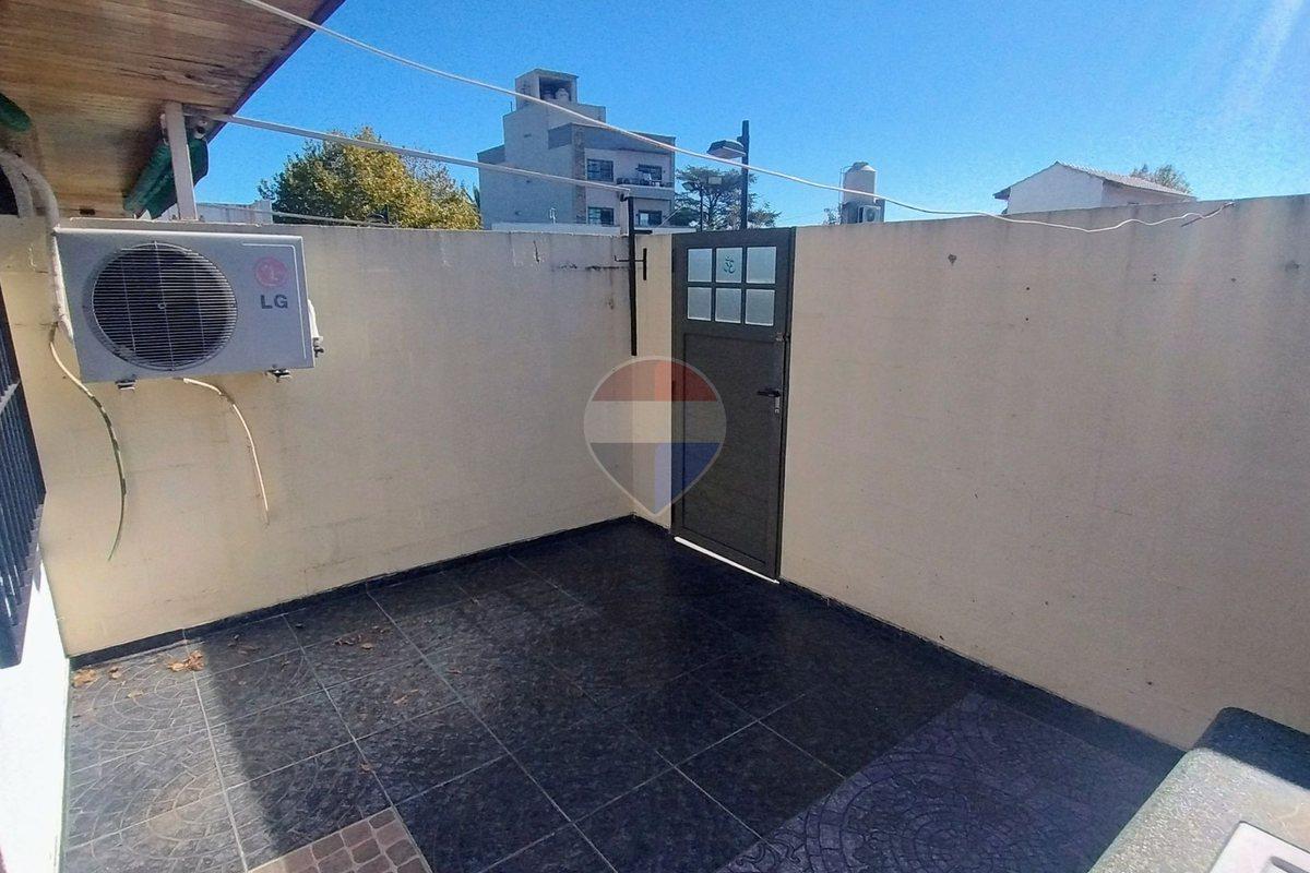 Foto de Departamento en Quilmes con cochera y patio propio, imagen 1