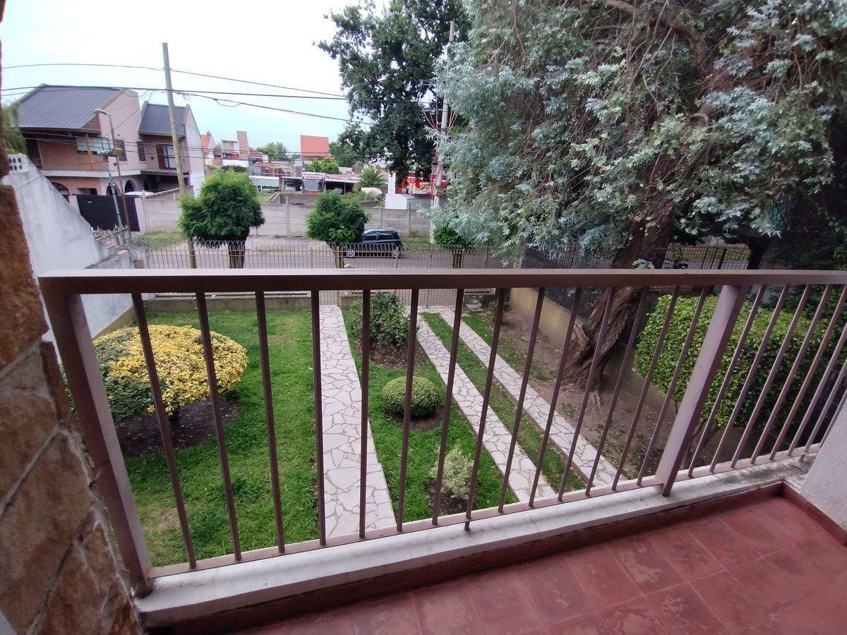 Foto de Casa 5 ambientes en venta con cochera en Bernal, imagen 3