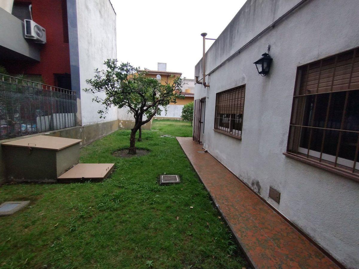 Foto de Casa 5 ambientes en venta con cochera en Bernal, imagen 2