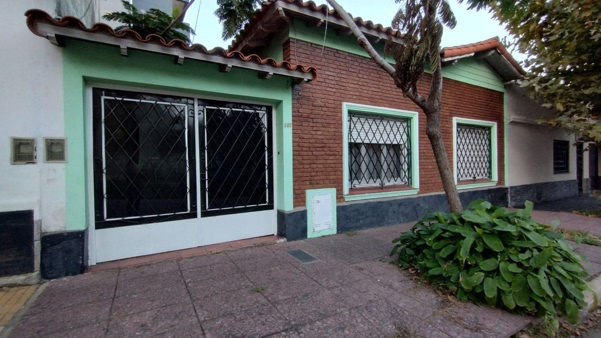 Foto de Venta casa 3 ambientes c/ cochera en Bernal centro, imagen 1