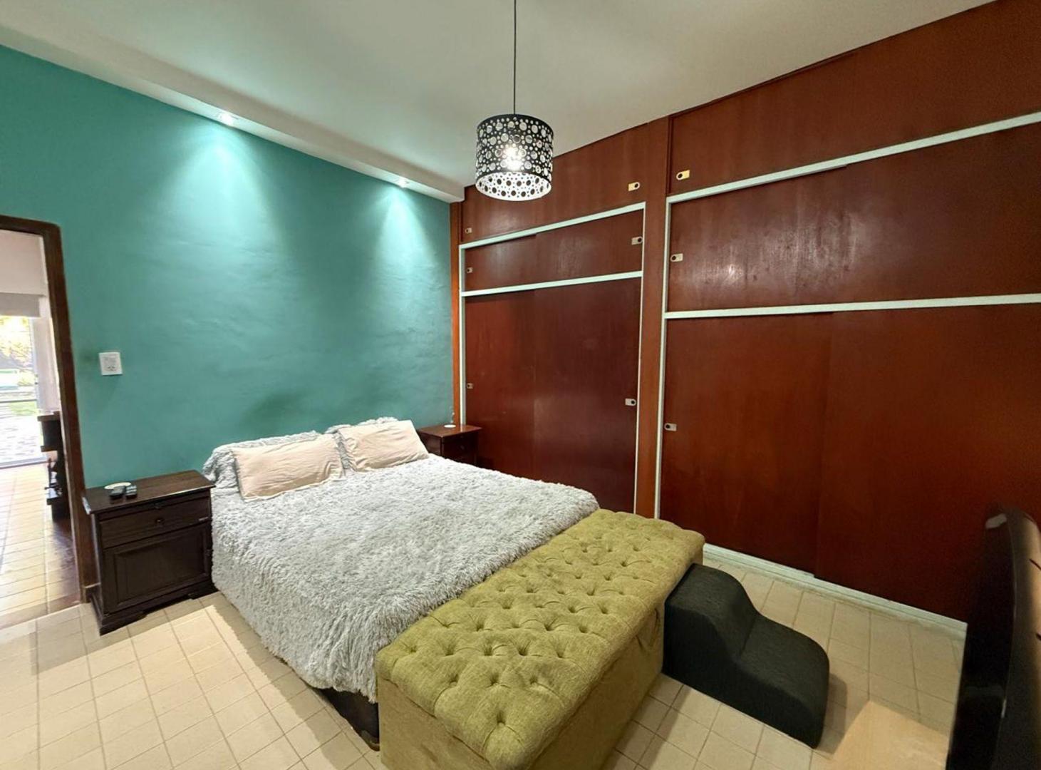 Foto de VENTA CASA 2 AMB JARDIN, COCHERA PILETA BERNAL, imagen 3