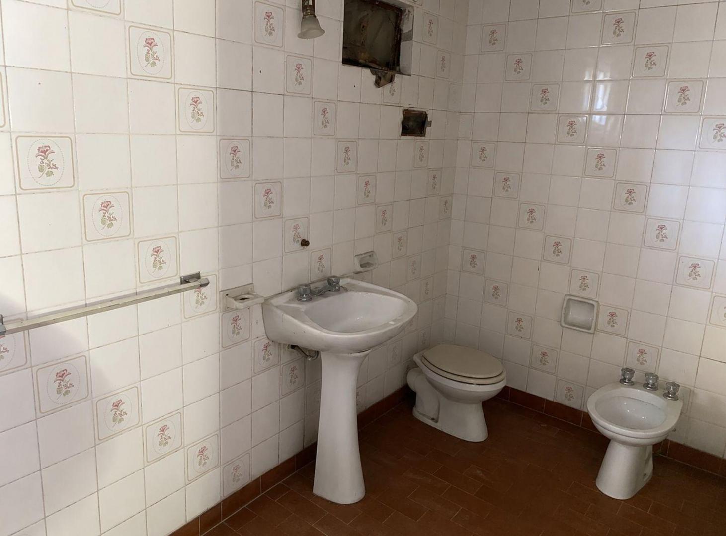 Foto de LOTE EN VENTA CON LOCAL Y CASA A RECICLAR QUILMES, imagen 4