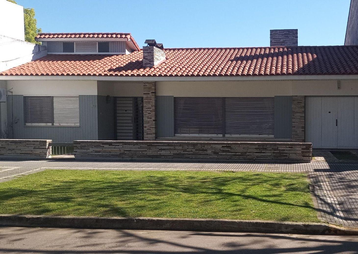 Foto de VENTA CASA 4 AMB PISCINA,PARQUE COCHERA BERNAL, imagen 2