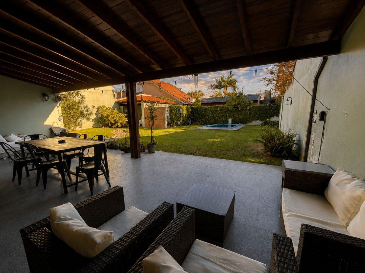Foto de VENTA CASA 4 AMB PISCINA,PARQUE COCHERA BERNAL, imagen 5