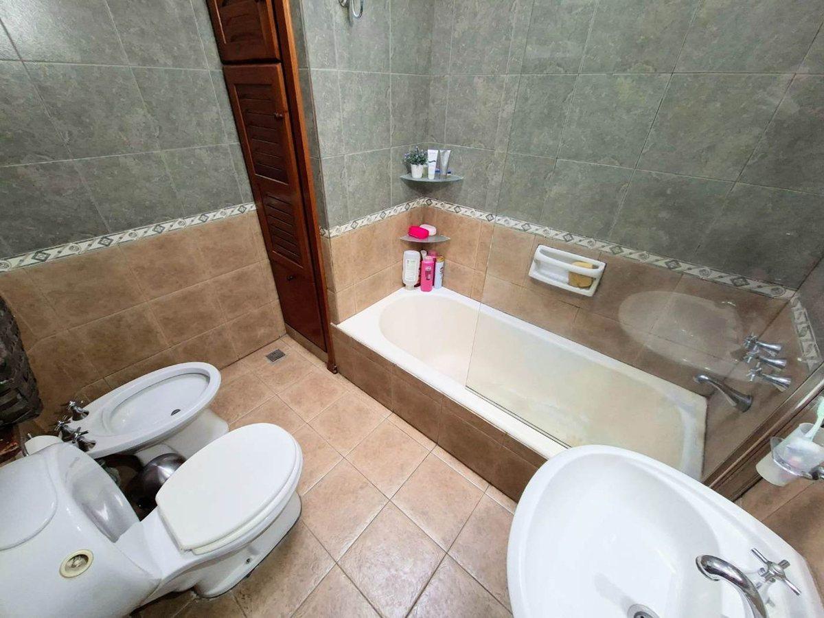 Foto de VENTA CASA 4 AMB CON COCHERA Y PARQUE, QUILMES O., imagen 5