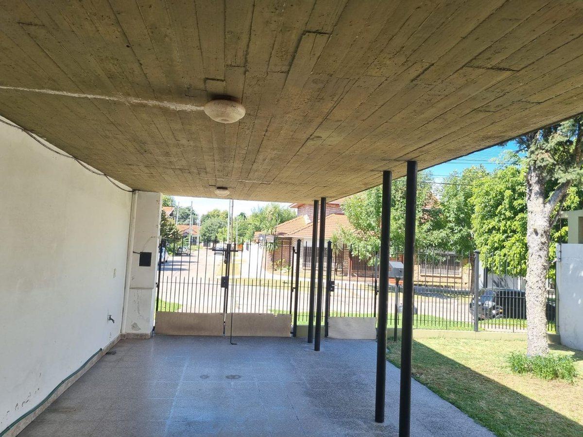 Foto de VENTA CASA DE 4 AMB CON PATIO Y COCHERA APTA CRED., imagen 4