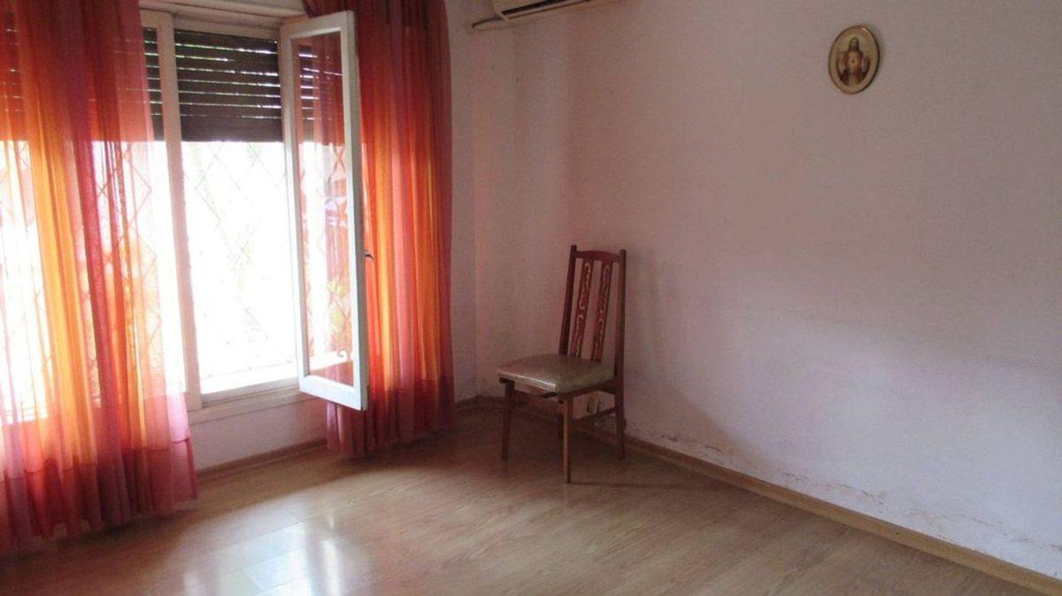 Foto de VENTA CASA DE 4 AMB CON PATIO Y COCHERA APTA CRED., imagen 2