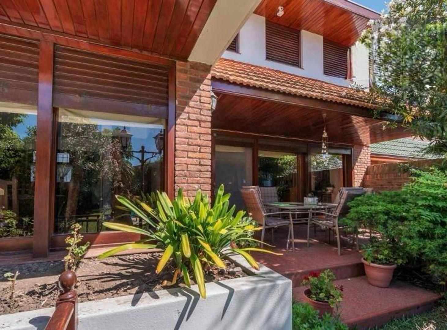 Foto de Venta casa 5 ambientes con cochera doble en Bernal, imagen 3