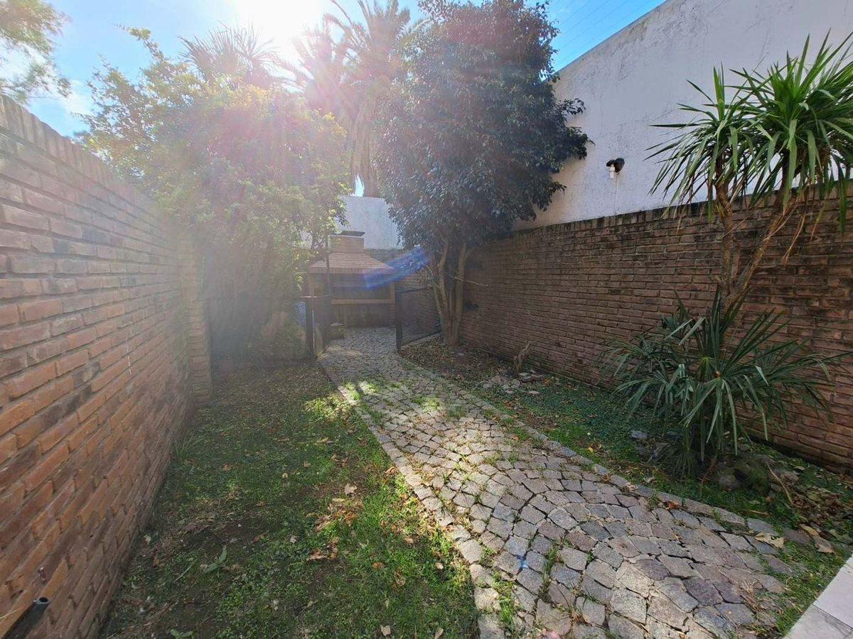 Foto de VENTA CASA TRIPLEX 4 AMB C/ COCHERA Y PATIO BERNAL, imagen 3