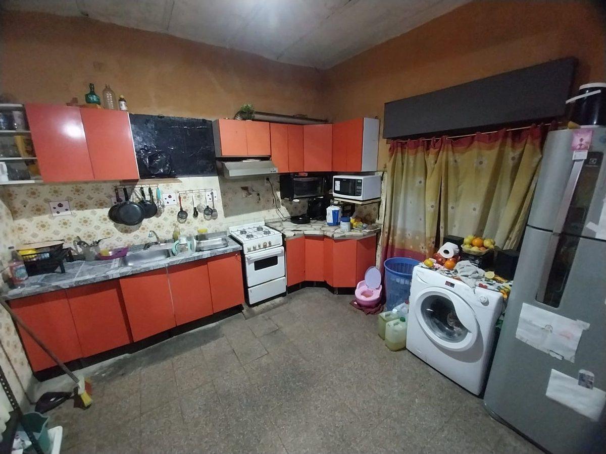 Foto de VENTA CASA 4 AMBIENTES CON PATIO SARANDI, RECICLAR, imagen 1