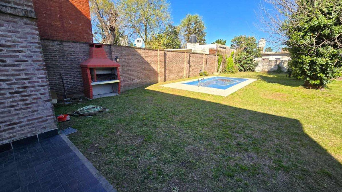 Foto de VENTA CASA 4 AMB CON COCHERA, JARDIN Y PILETA, imagen 1
