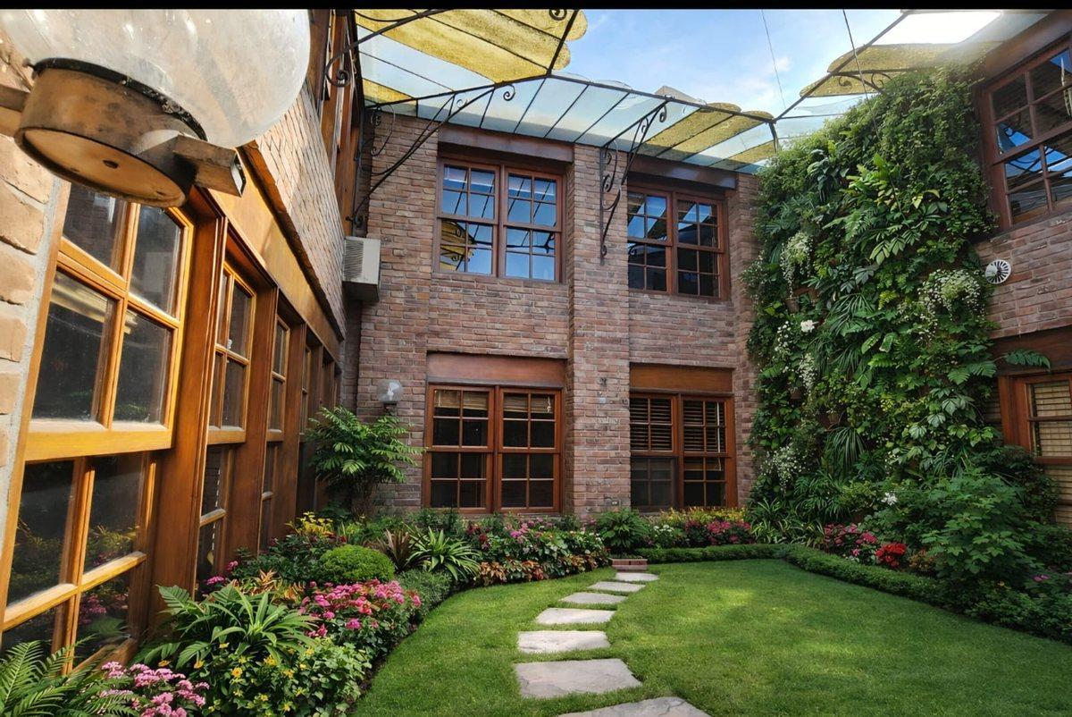 Foto de VENTA CASA 5AMB BARRIO PARQUE BERNAL PATIO COCHERA, imagen 2