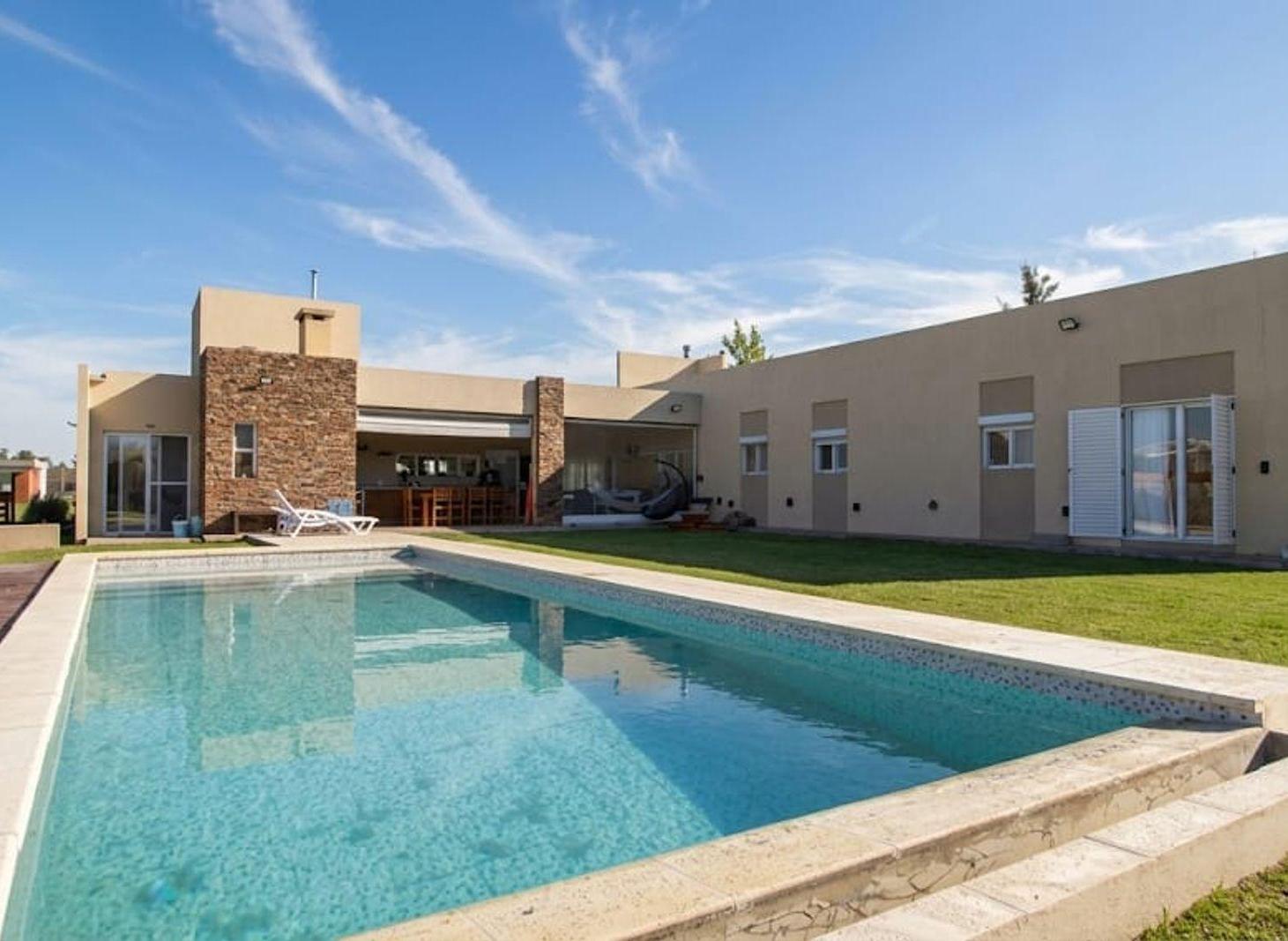 Foto de VENTA CASA 5 AMB CON PISCINA EN BARRIO ¨¨AREA 60¨¨, imagen 5