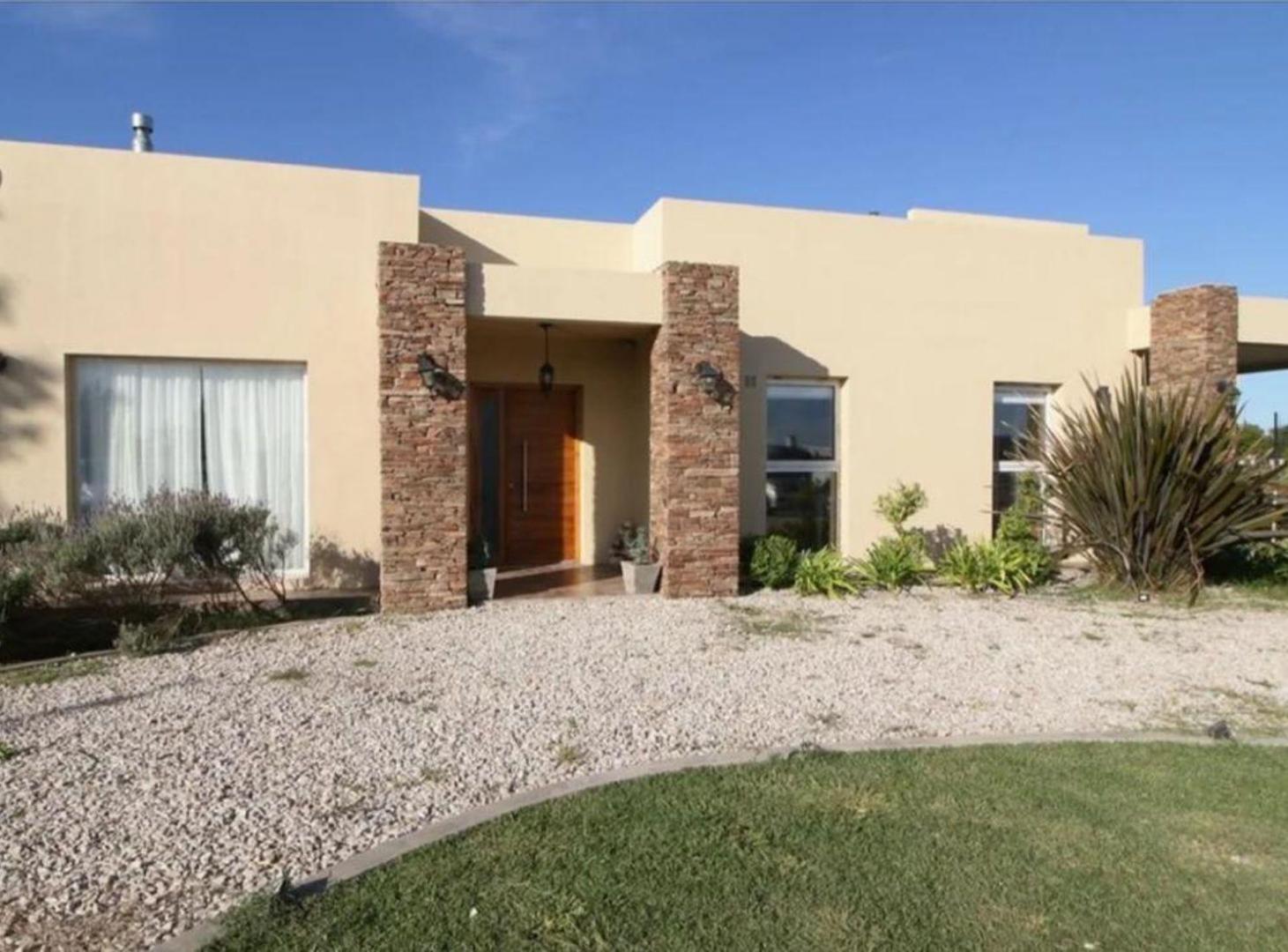 Foto de VENTA CASA 5 AMB CON PISCINA EN BARRIO ¨¨AREA 60¨¨, imagen 1