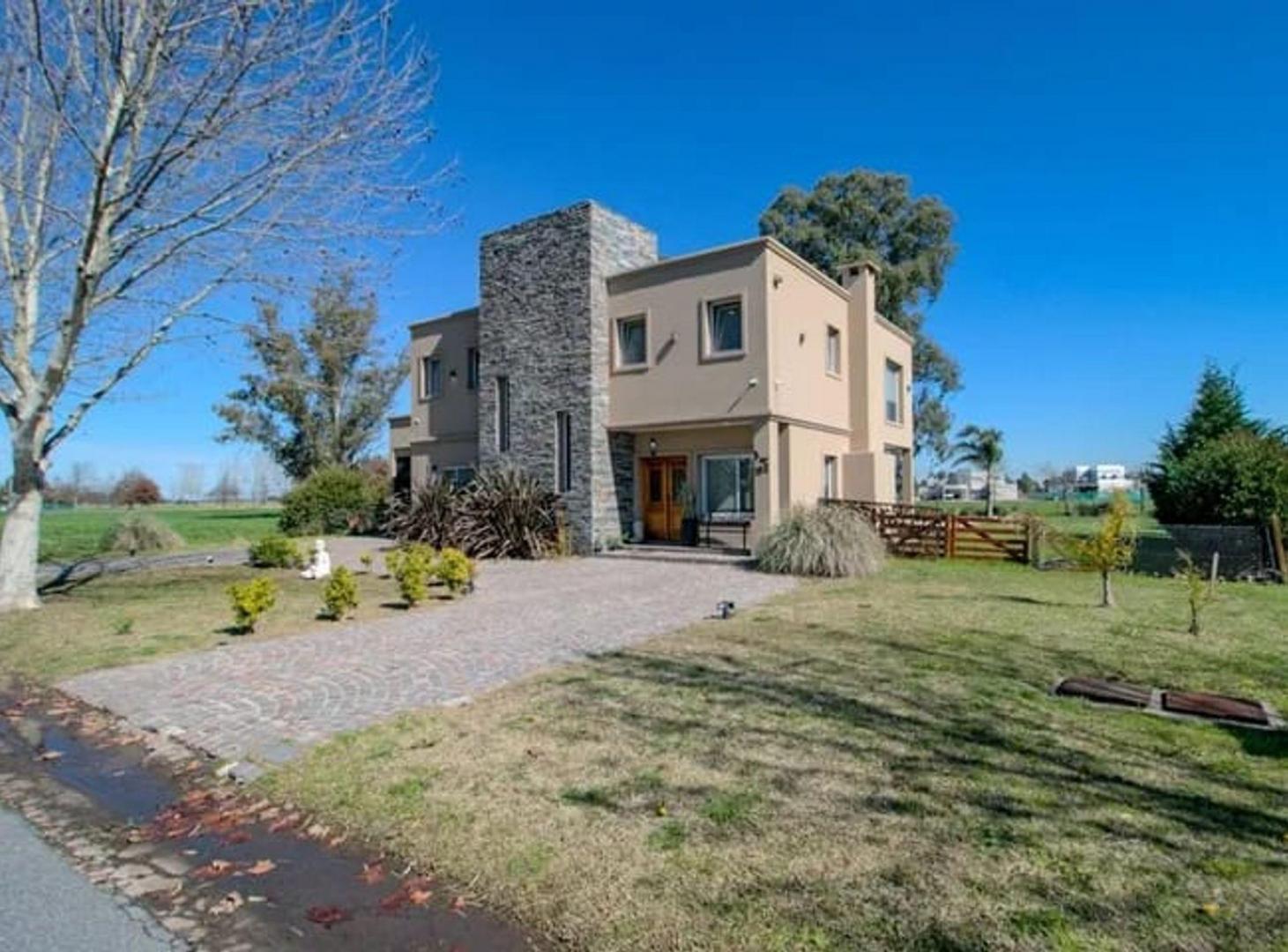 Foto de VENTA CASA 5 AMB CON PSCINA EN BARRIO ''AREA 60'', imagen 2
