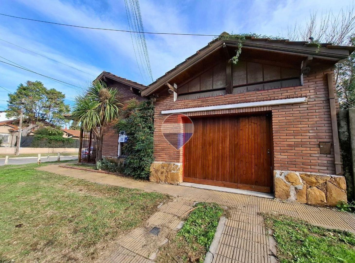 Foto de CASA EN VENTA 4 AMB CON COCHERA Y QUINCHO, imagen 1