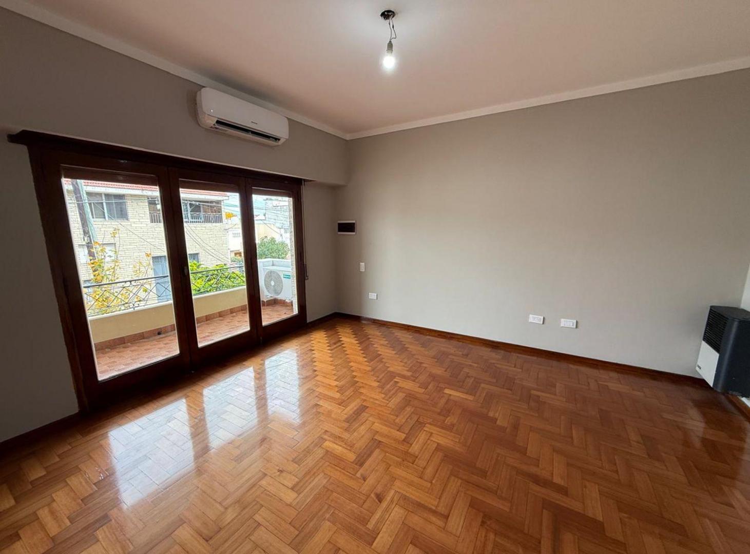 Foto de ALQUILER CASA 3 AMB CON BALCÓN AL FRENTE - BERNAL, imagen 2