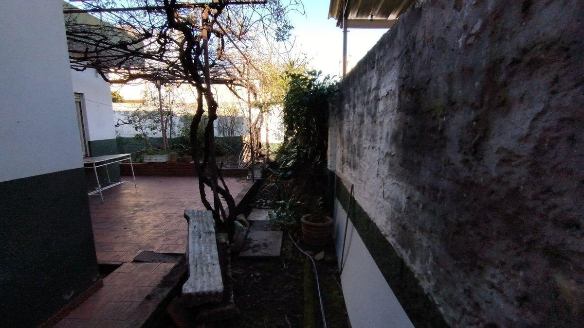 Foto de Venta casa 4 ambientes con cochera doble en Bernal, imagen 1