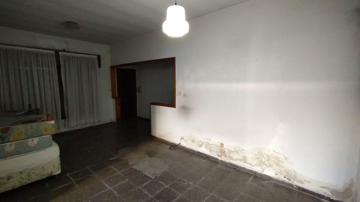 Foto de Venta casa 4 ambientes con cochera doble en Bernal, imagen 2