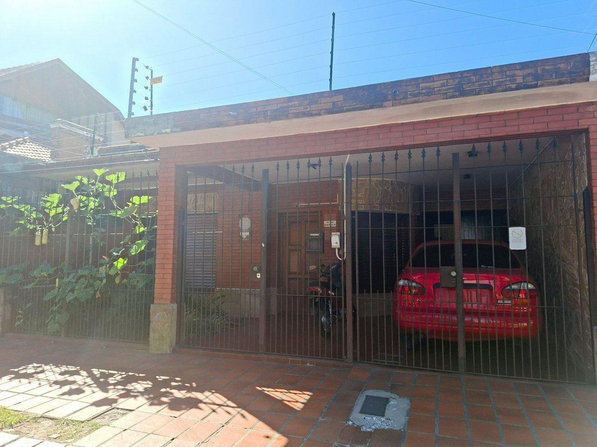 Foto de VENTA CASA 5 AMB CON PATIO Y COCHERA, QUILMES, imagen 2