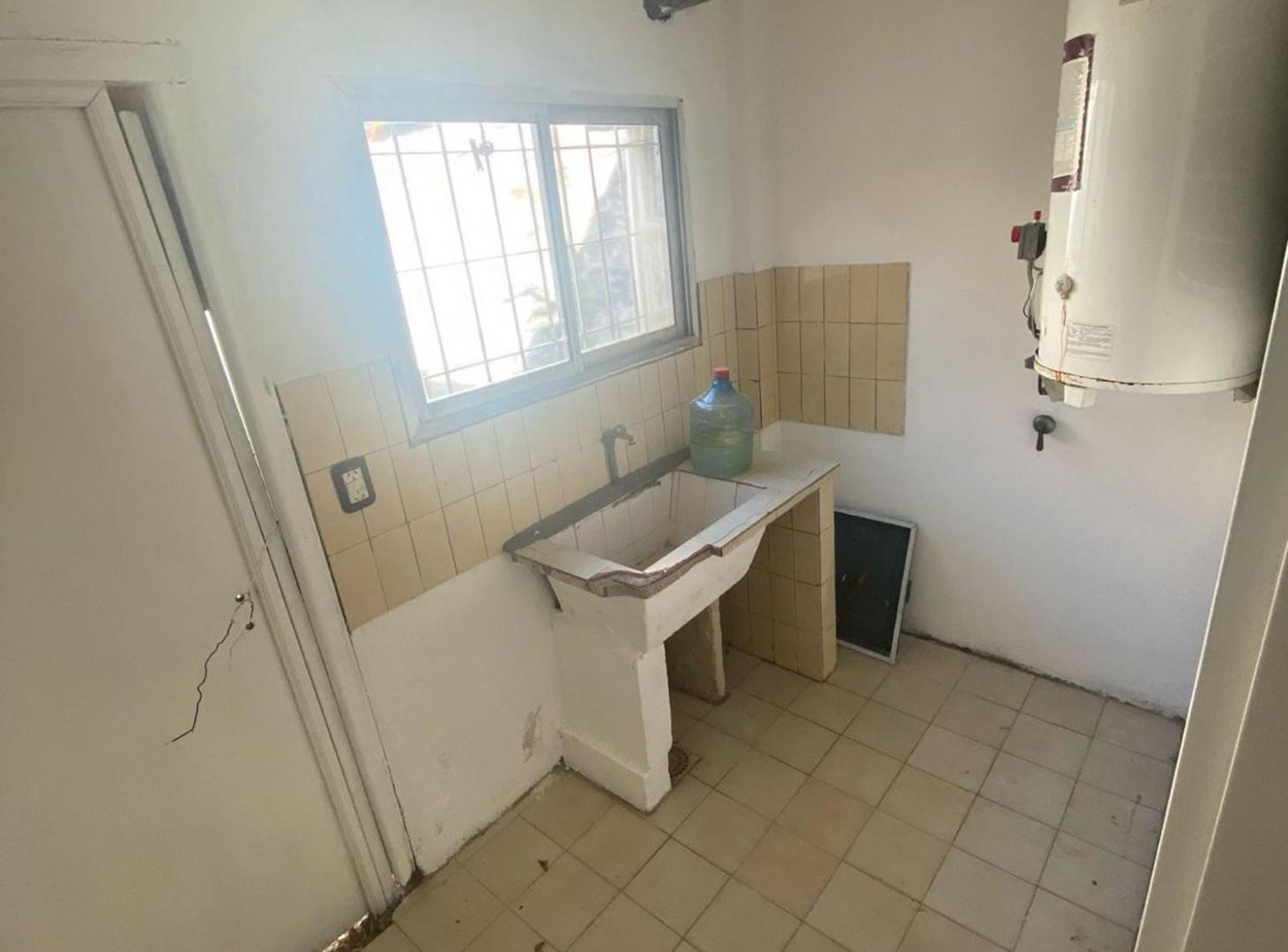 Foto de LOTE EN VENTA CON VIVIENDA A RECICLAR - QUILMES, imagen 2