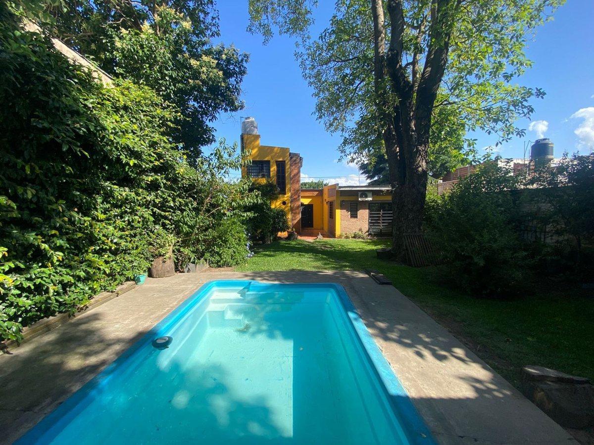 Foto de VENTA CASA 4 AMB. C/ PILETA Y PARQUE. QUILMES., imagen 2