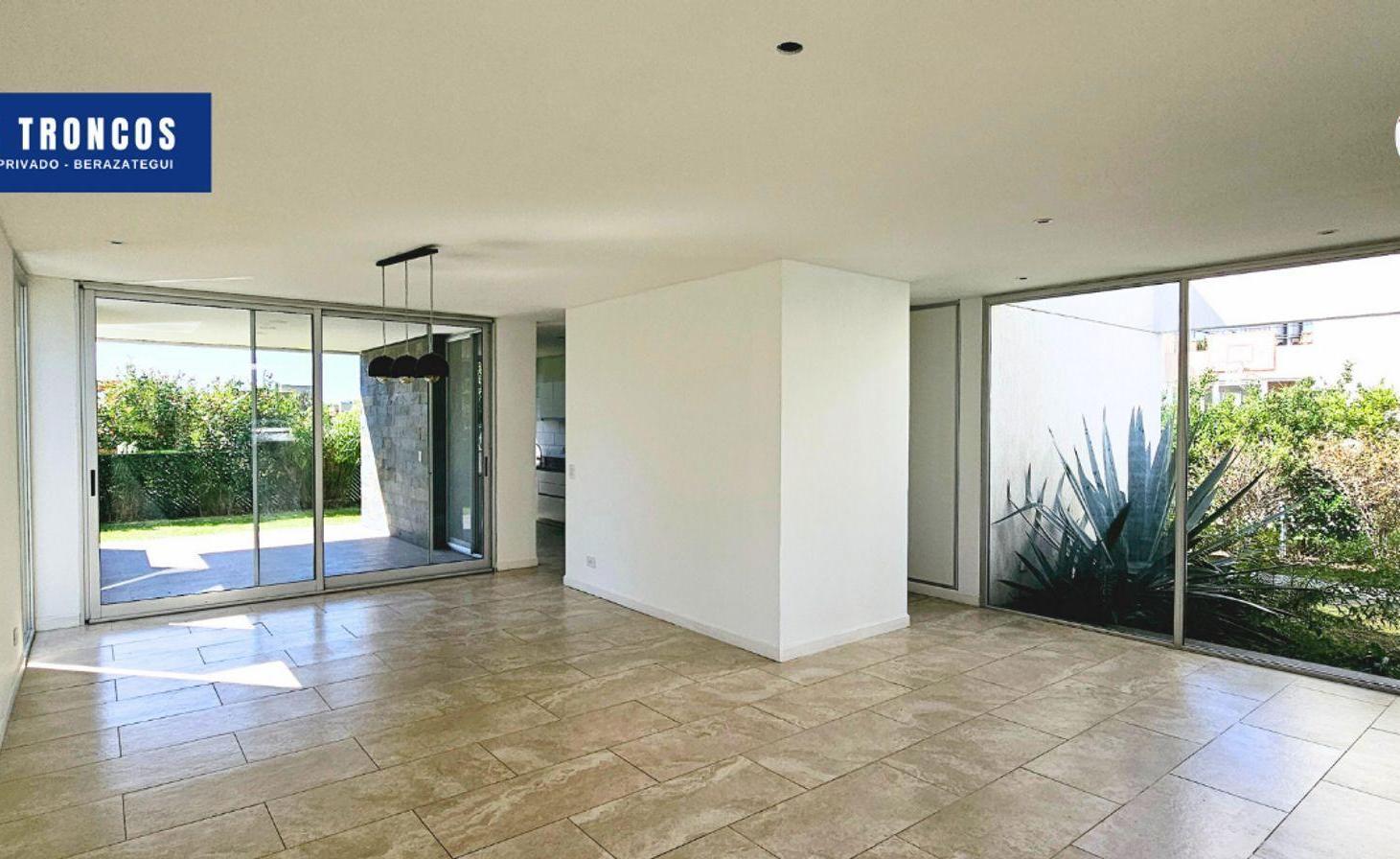 Foto de Casa 4 ambientes Venta Los Troncos, imagen 2
