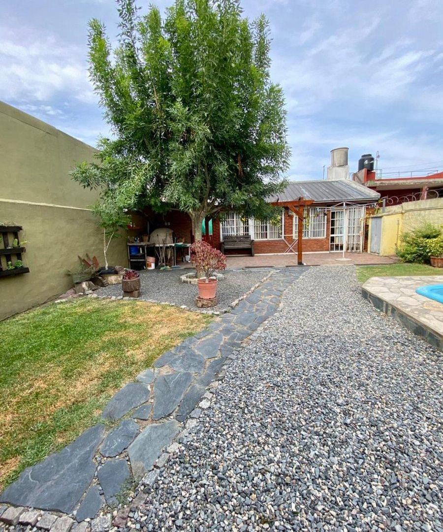 Foto de VENTA CASA 4 AMB. BERAZATEGUI C/PARQUE Y PILETA., imagen 5