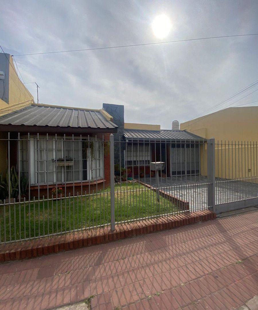 Foto de VENTA CASA 4 AMB. BERAZATEGUI C/PARQUE Y PILETA., imagen 1