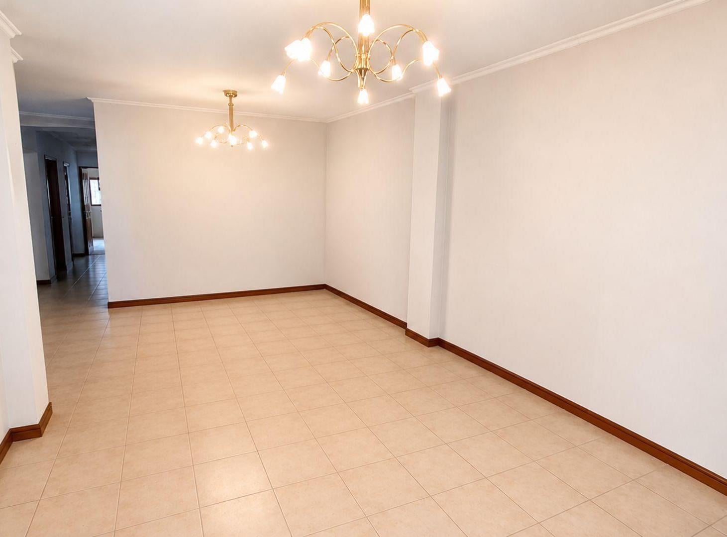 Foto de CASA 4 AMBIENTES CON GARAJE Y PATIO EN QUILMES, imagen 2