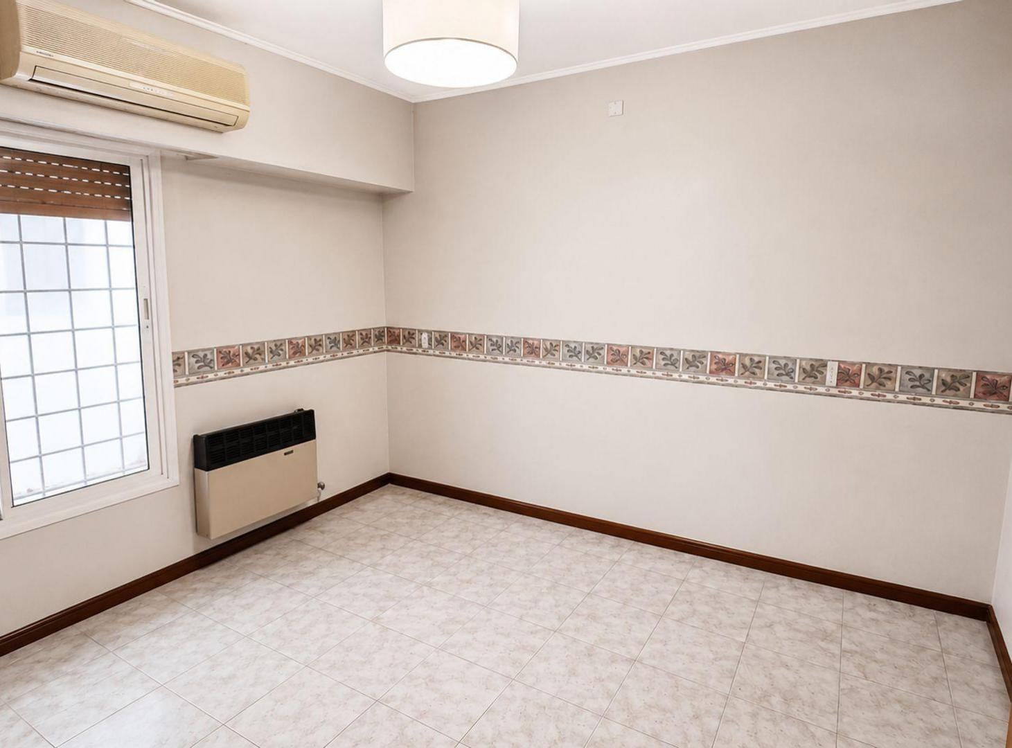 Foto de CASA 4 AMBIENTES CON GARAJE Y PATIO EN QUILMES, imagen 3