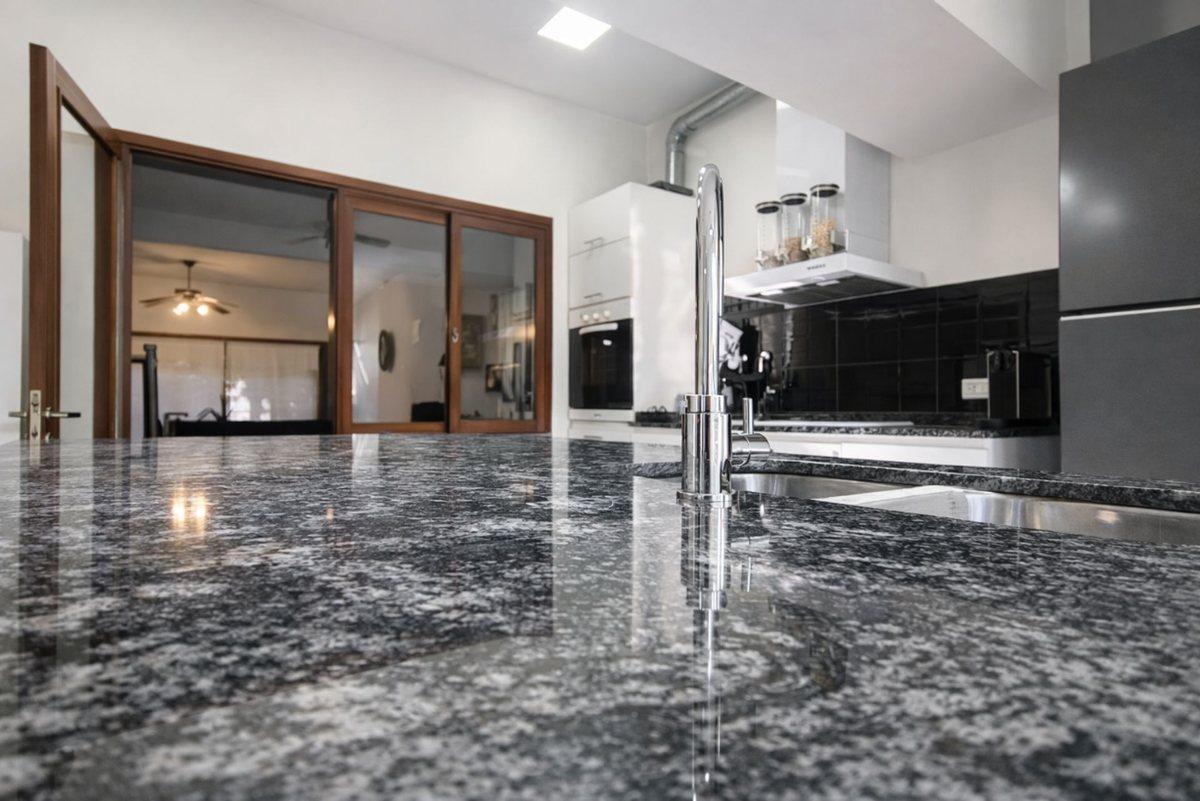 Foto de VENTA CASA 6 AMBIENTES JARDIN COCHERA QUILMES, imagen 2