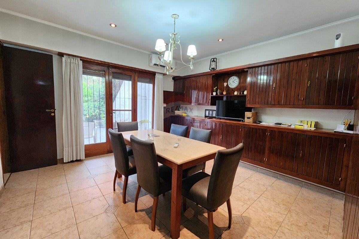 Foto de Venta Casa 6 ambientes c/ Parque en Bernal Centro, imagen 1