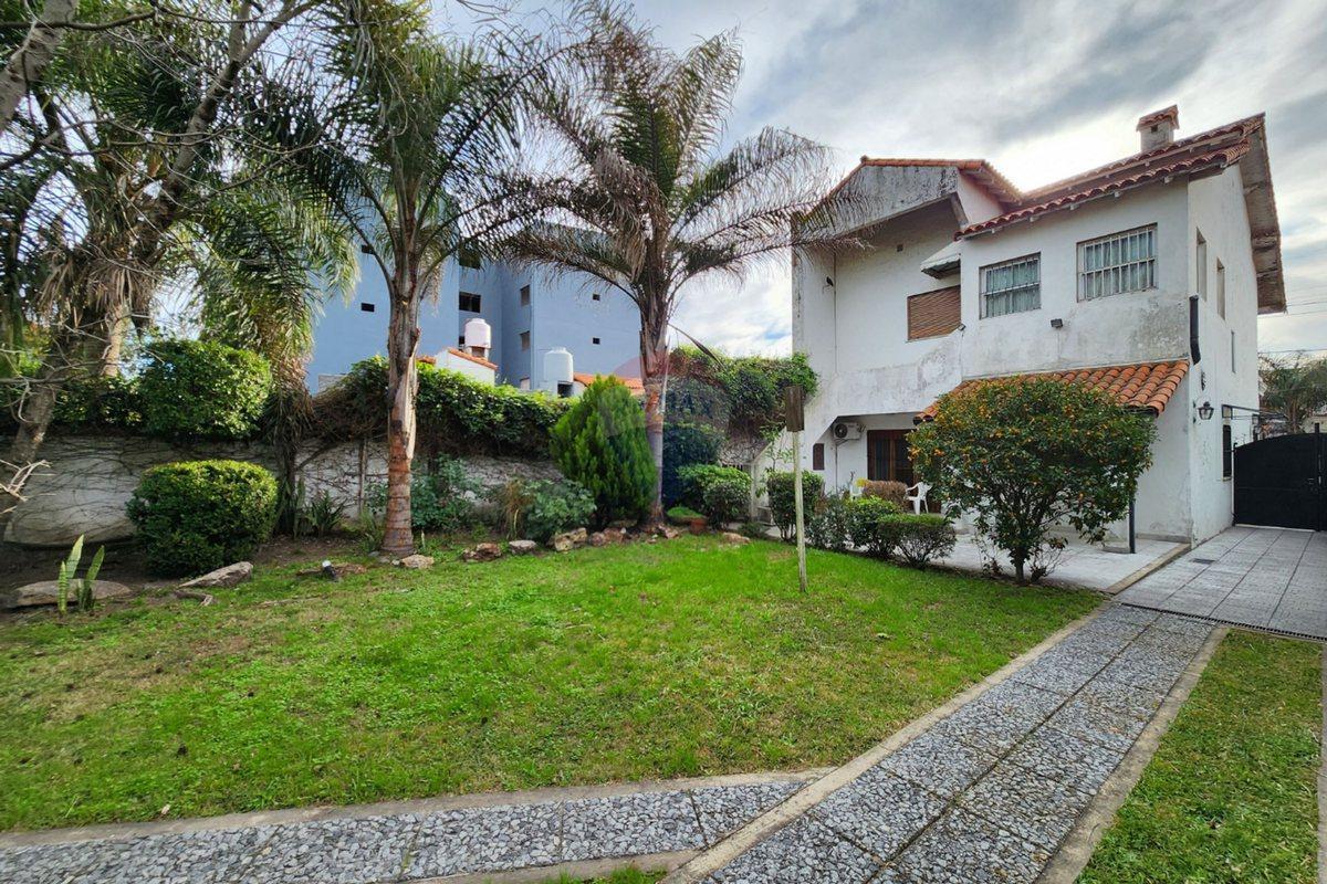 Foto de Venta Casa 6 ambientes c/ Parque en Bernal Centro, imagen 2