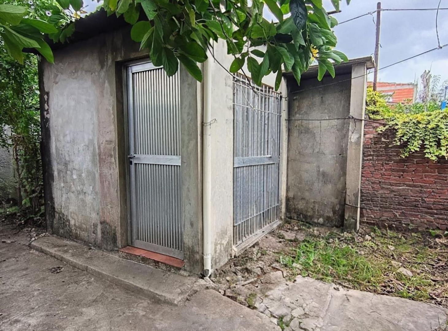 Foto de LOTE EN VENTA CON DOS VIVIENDAS A RECICLAR QUILMES, imagen 4