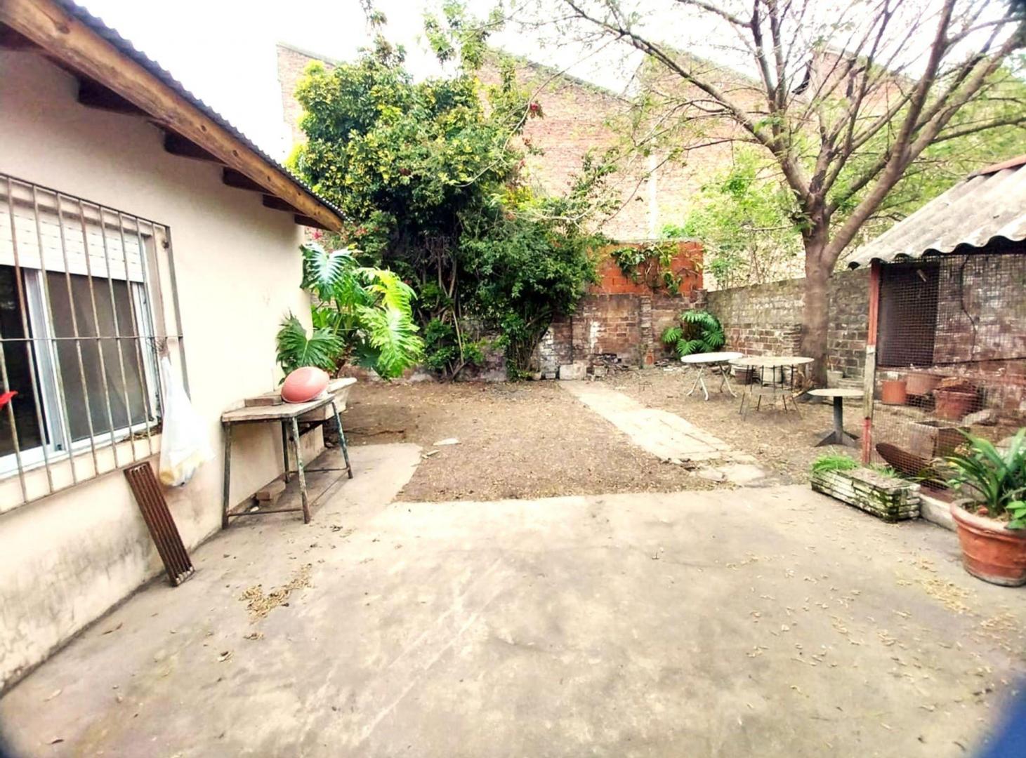 Foto de VENTA CASA 3 AMB CON PATIO 50.000 + CUOTAS, BERNAL, imagen 2