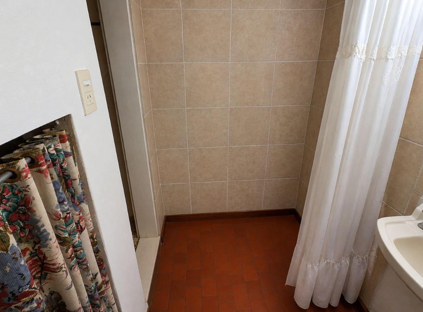 Foto de VENTA CASA 4 AMBIENTES CON AMPLIO TERRENO QUILMES, imagen 4