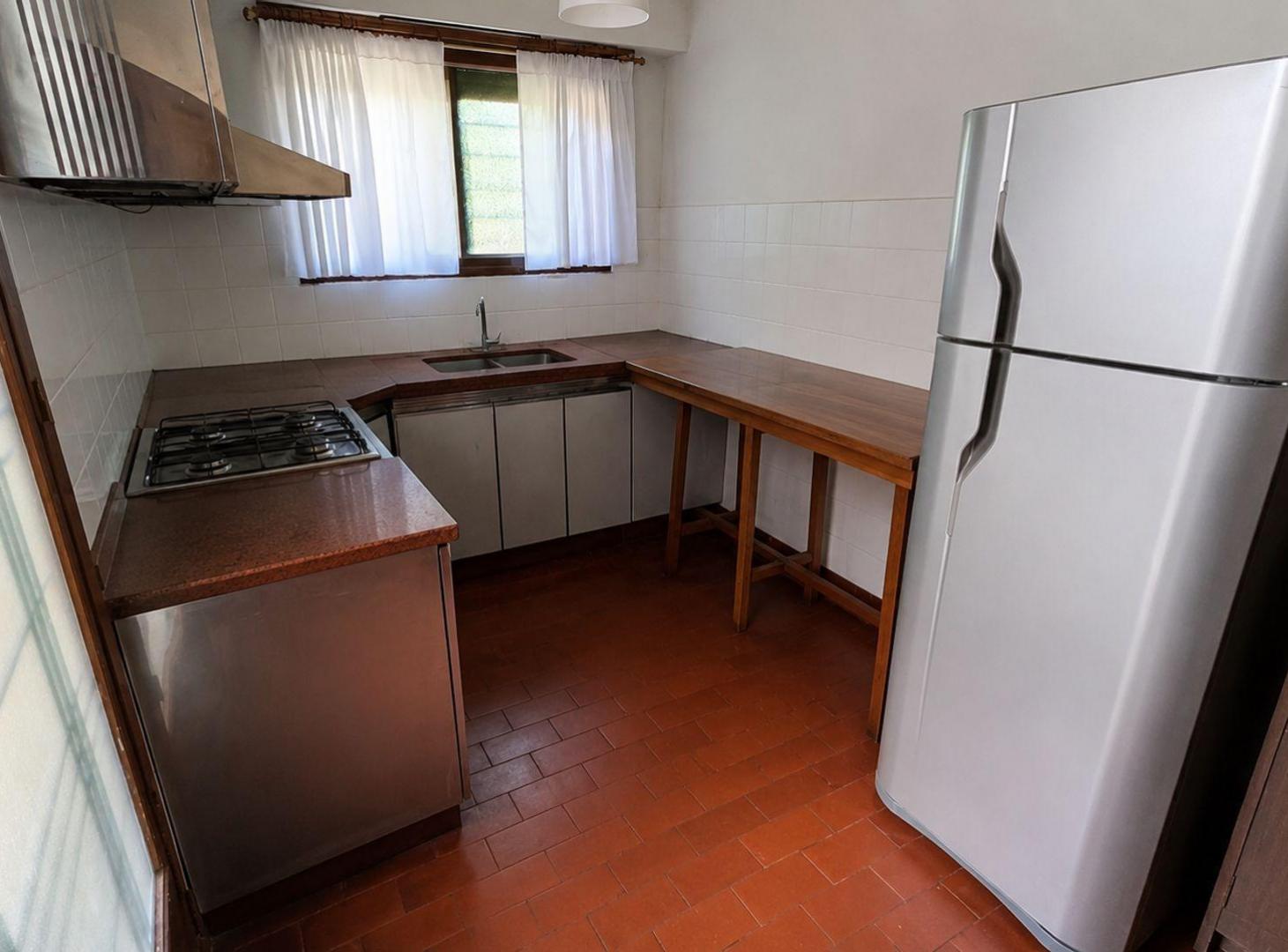 Foto de VENTA CASA 4 AMBIENTES CON AMPLIO TERRENO QUILMES, imagen 1