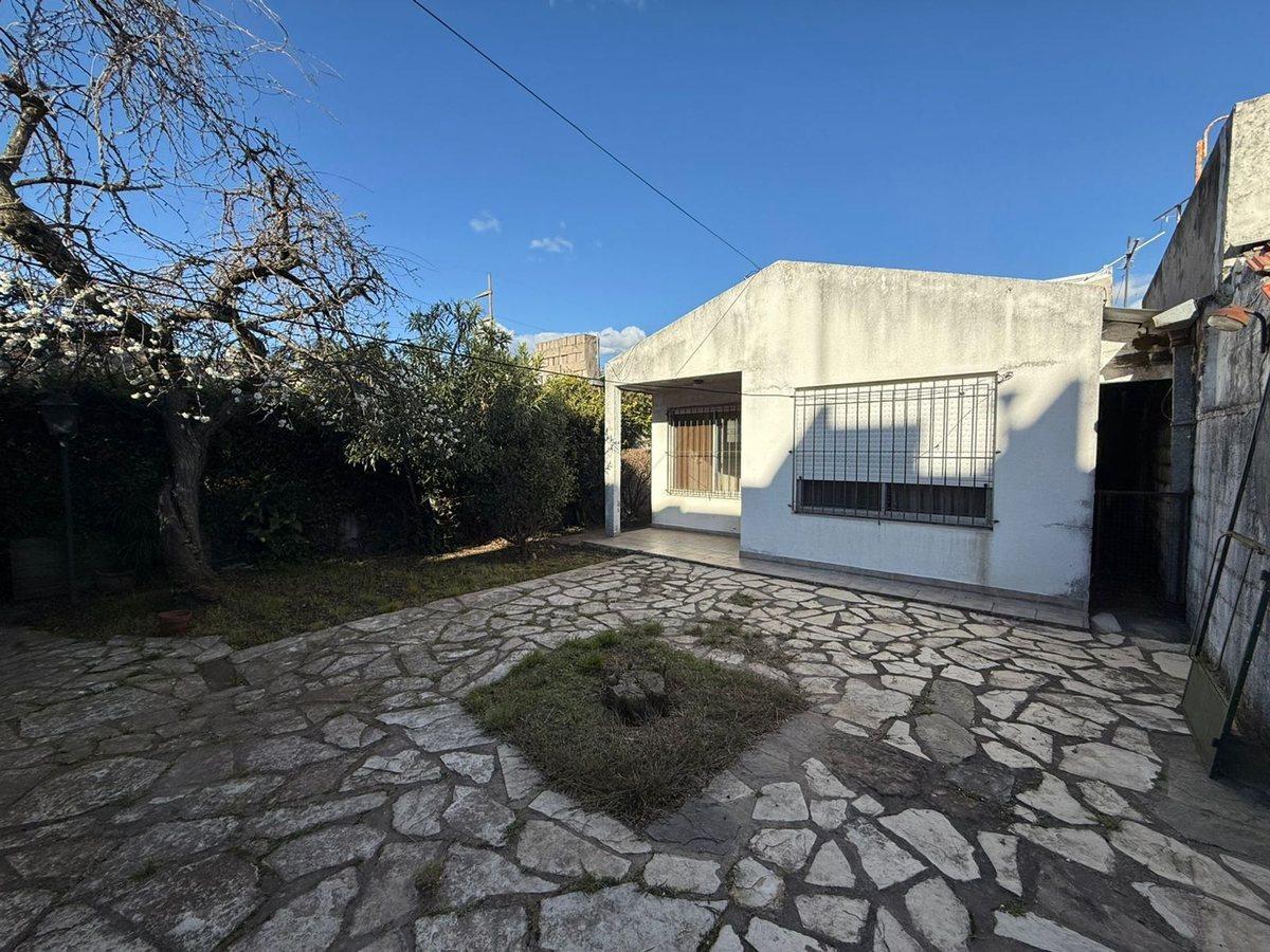 Foto de VENTA CASA 3 AMBIENTES EN BERNAL OESTE, imagen 1