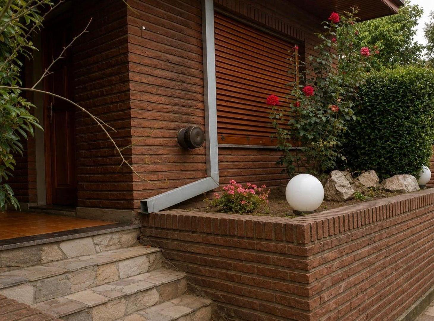 Foto de VENTA CASA 5 AMB CON PISICINA, QUINCHO, COCHERA, imagen 2