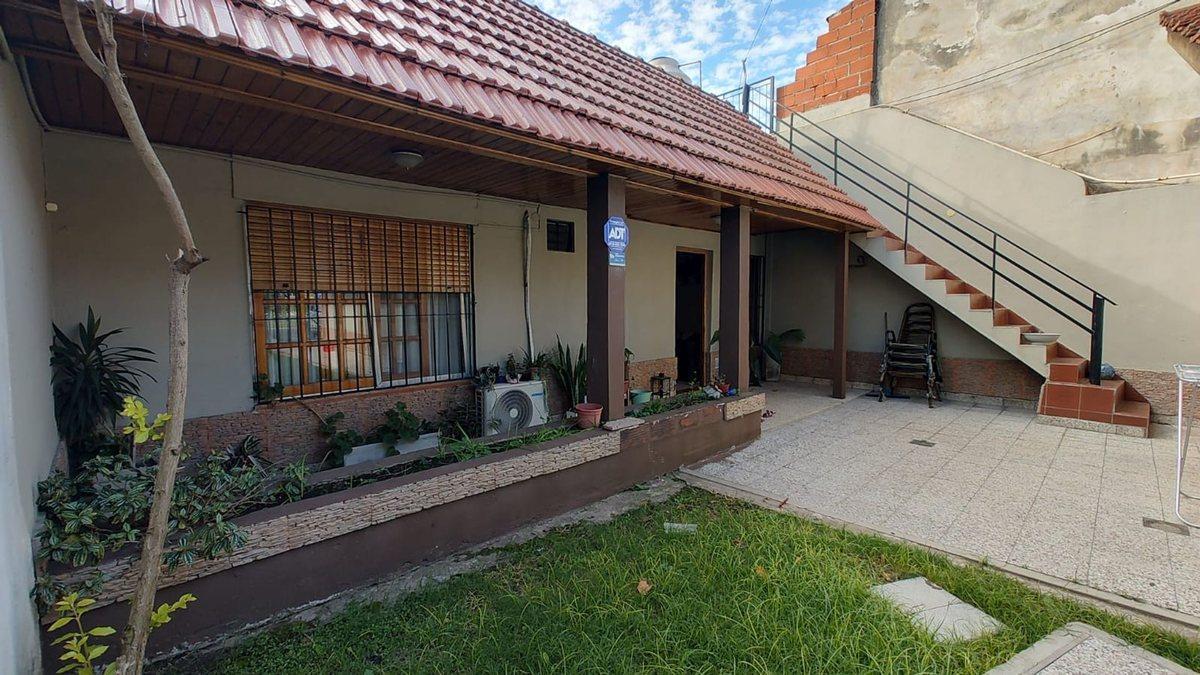 Foto de VENTA CASA 4 AMB CON COCHERA, JARDIN Y TERRAZA., imagen 2