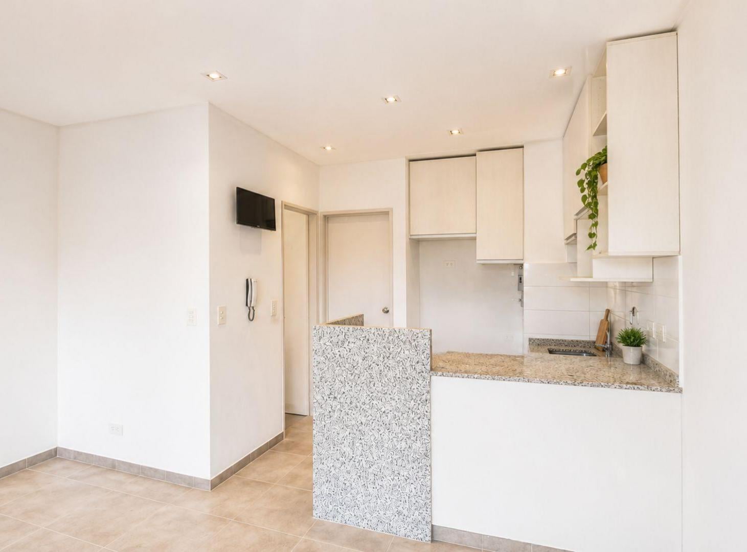 Foto de ALQUILER DEPARTAMENTO 2 AMB BALCÓN COCHERA BERNAL, imagen 2